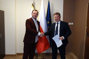 Wójt Gminy Cielądz z Prezesem Zarządu MKL-BUD sp. z o.o. podczas podpisywania umowy
