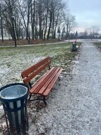 Nowe ławki w parku